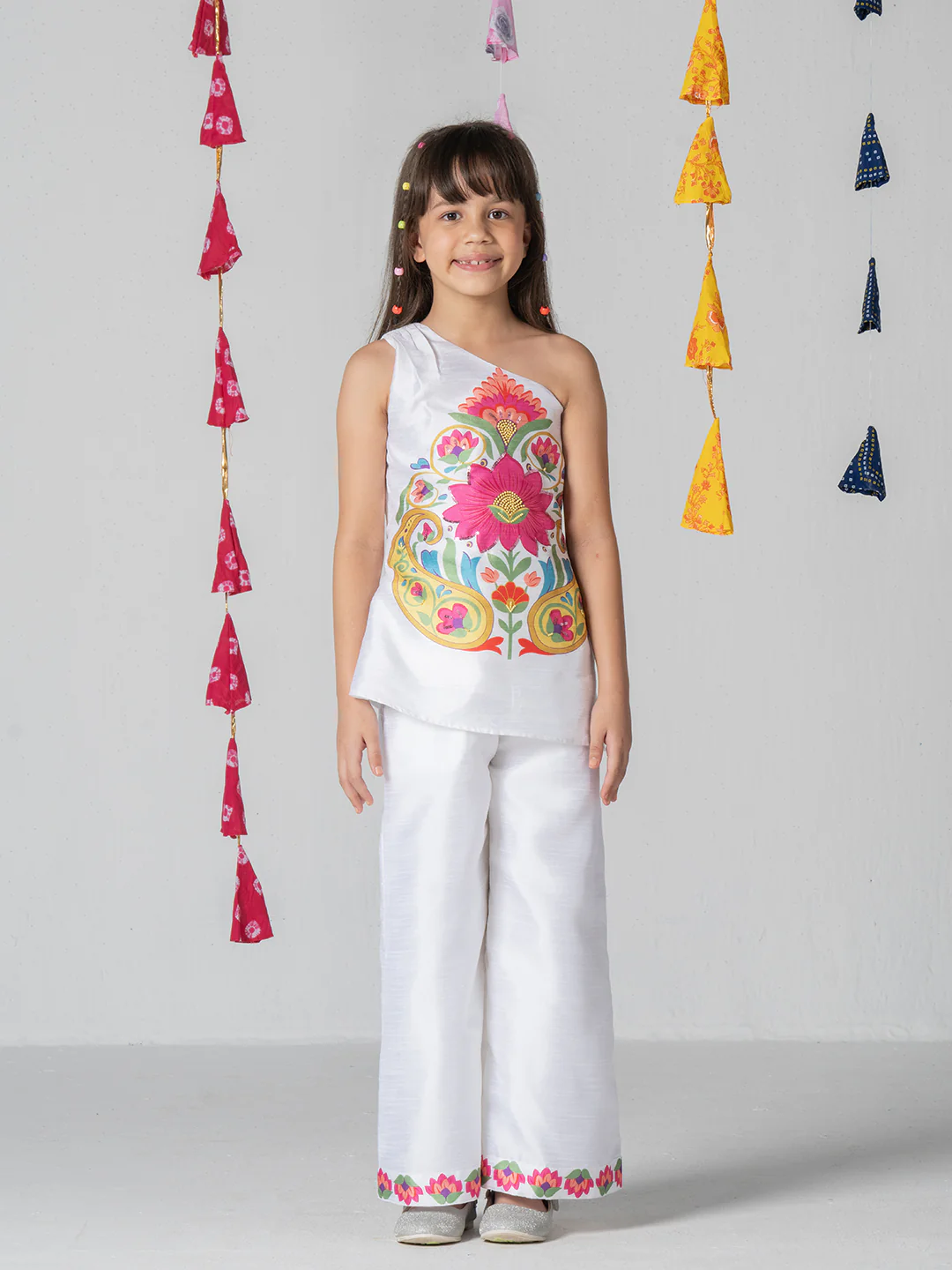Girls One shoulder embellished top with flared pant - Image 4
